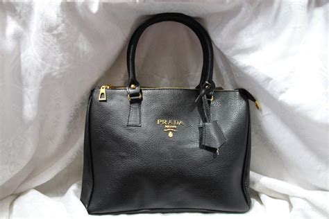 женскую сумку prada.